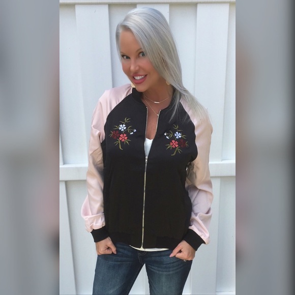 💕🌺 Pink/black satin embroidered bomber! - Picture 3 of 3